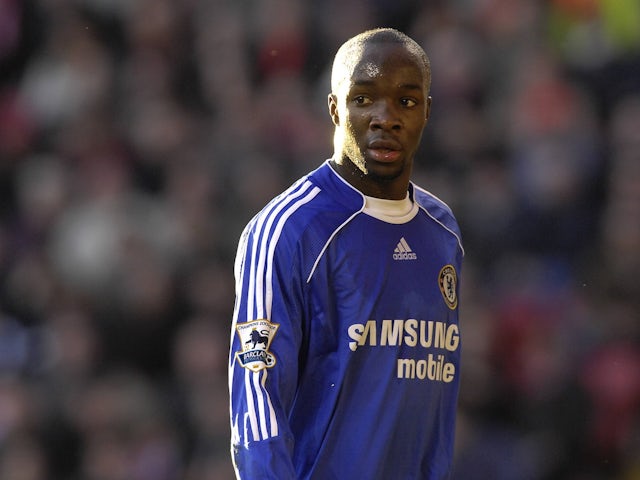 Lassana Diarra playing for Chelsea during the 2006/07 season