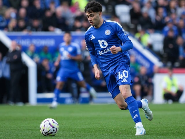 Facundo Buonanotte del Leicester City en acción contra Bournemouth el 5 de octubre de 2024