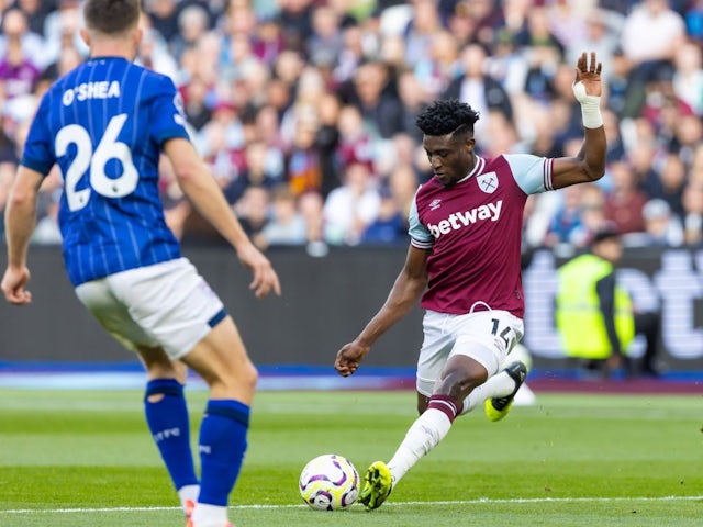 Mohammed Kudus of West Ham United shoots towards the Ipswich Town goal, on October 5, 2024 