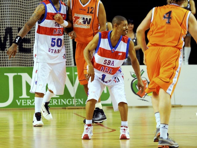 Muggsy Bogues in action on November 12, 2009