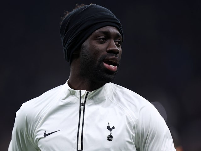 Davinson Sanchez warms up for Tottenham Hotspur in February 2023