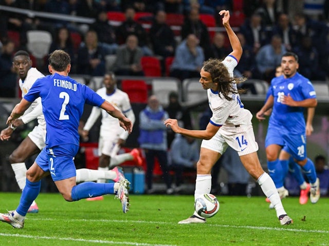 Le Français Matteo Guendouzi tire au but lors du match de l'UEFA Nations League contre Israël, le 10 octobre 2024. 