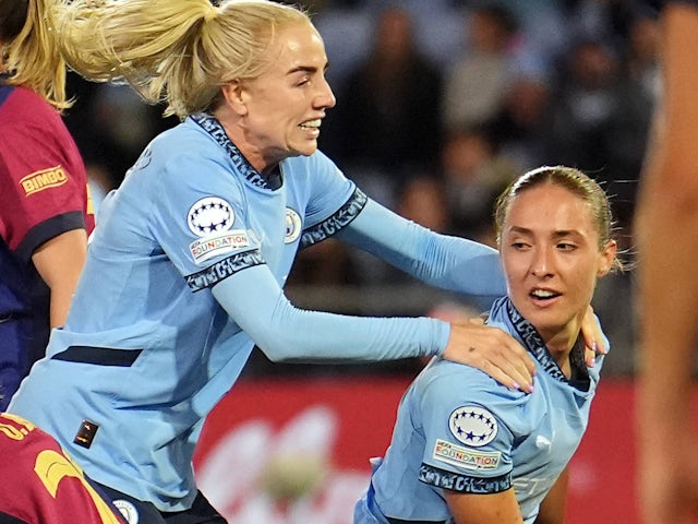 Manchester Citys kvinner Naomi Layzell feirer å score laget sitt første mål 9. oktober 2024