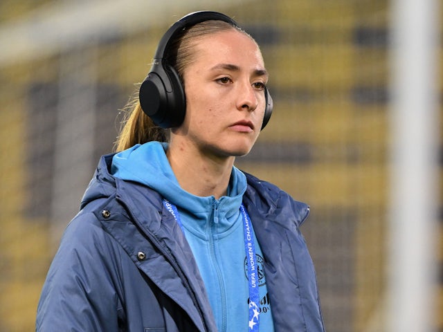 Naomi Lasell of Manchester City Women arrives at the Manchester City Academy Stadium on October 9, 2024