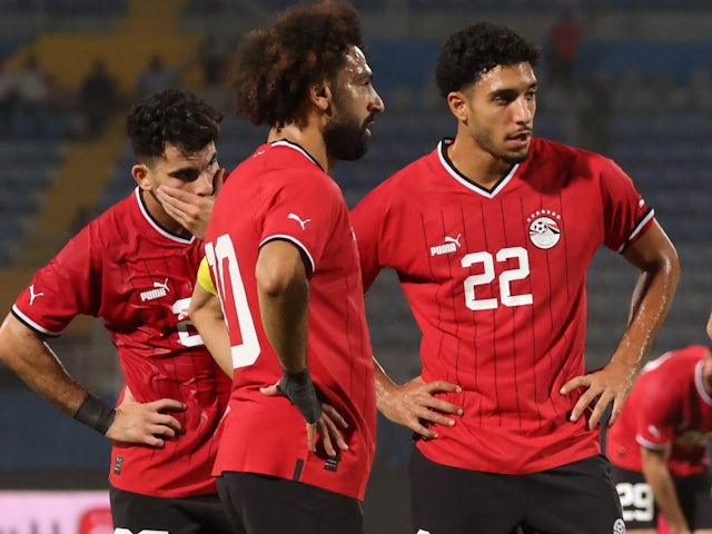 عمر مرموش ومحمد صلاح من مصر خلال مباراة منتخبهم الودية ضد تونس، 12 سبتمبر 2023. 