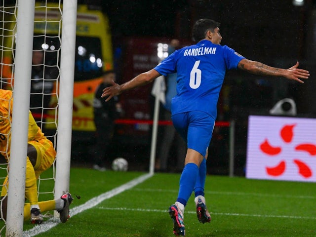 Omri Gandelman, d'Israël, célèbre après avoir marqué lors du match de son équipe contre la France dans la Ligue des Nations de l'UEFA, le 10 octobre 2024.