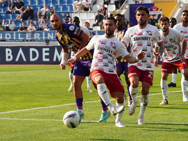 Ahmed Kutucu (L) of Eyupspor and Furkan Soyalp (8) , Omurcan Artan (R) of Gaziantep 