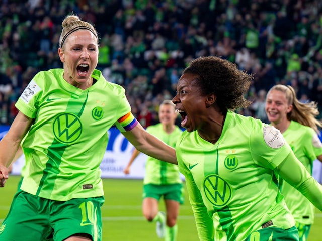 Wolfsburg Women's Lineth Beerensteyn celebrates with Svenja Huth after scoring on October 12, 2024