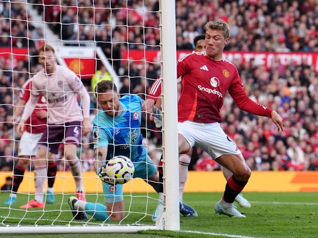 Brentford's Mark Flekken and Manchester United's Rasmus Hojlund in action on October 19, 2024