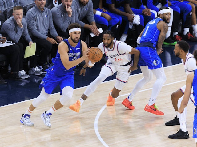 Klay Thompson of the Dallas Mavericks receives the ball as Derrick Jones Jr. of the Los Angeles Clippers defends on October 15, 2024