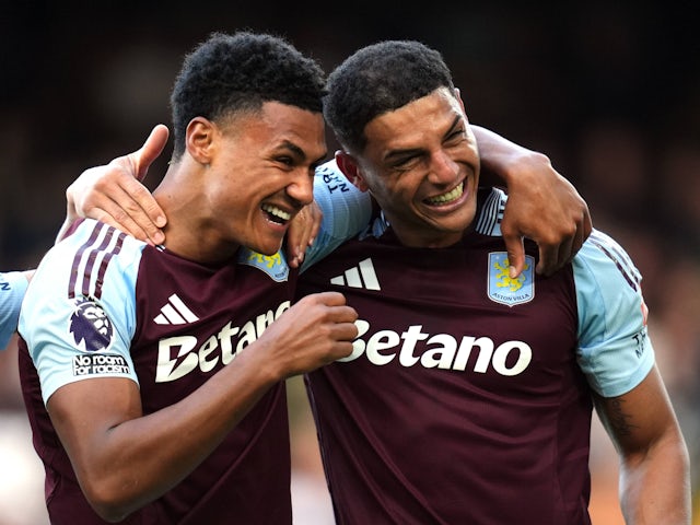 Aston Villa's Ollie Watkins and Diego Carlos celebrate on October 19, 2024