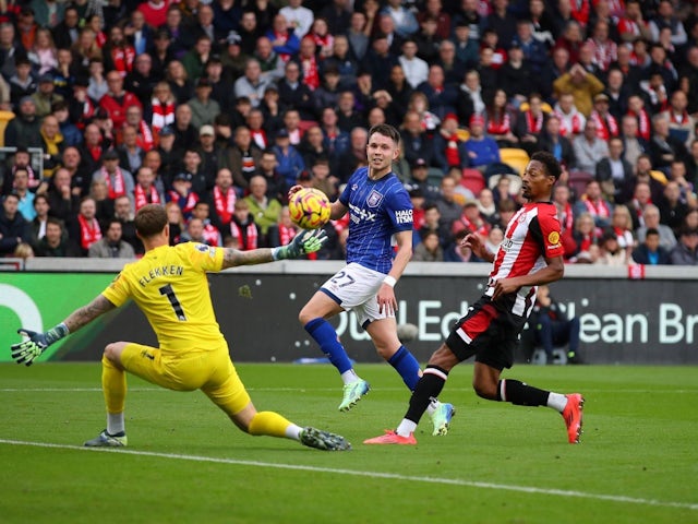 George Hirst of Ipswich Town chips Mark Flekken of Brentford to score his side's second goal, on October 26, 2024