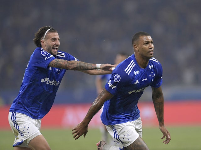 Walace and Lautaro Diaz celebrate a goal for Cruzeiro on August 22, 2024