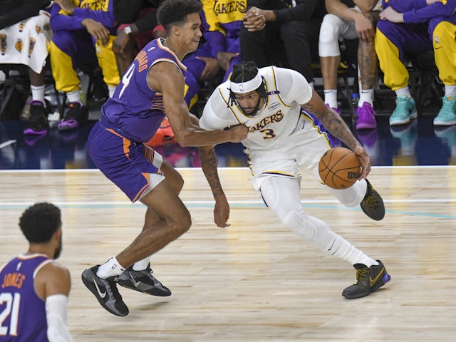  Los Angeles Lakers forward Anthony Davis (3) handles the basketball against the Suns on October 29, 2024