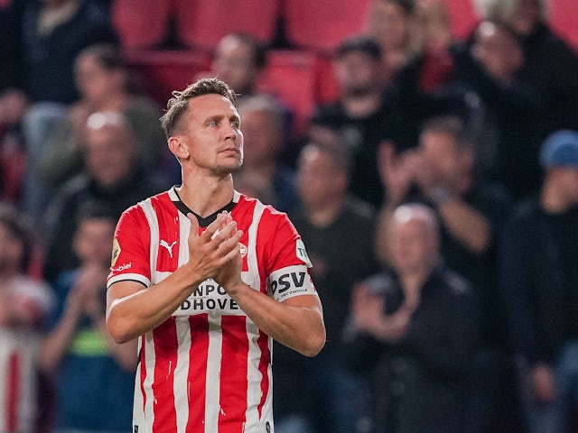 Luuk de Jong of PSV thanking fans for their support on October 26, 2024