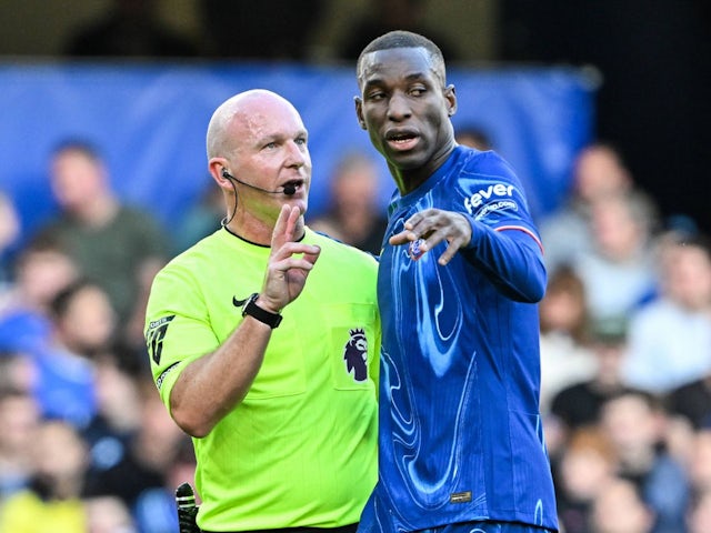 Referee Simon Hooper talks to Chelsea's Nicolas Jackson on October 27, 2024