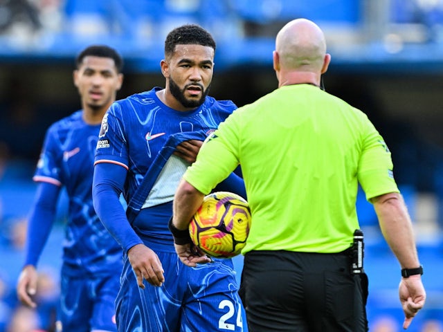 Chelsea's Reece James talks to referee Simon Hooper on October 27, 2024