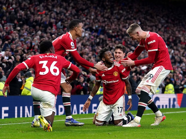 Manchester United players celebrate Fred's goal on December 5, 2021