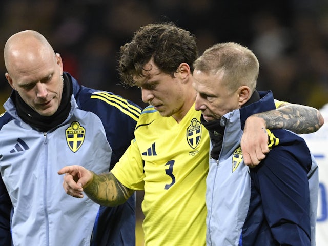 Manchester United and Sweden defender Victor Lindelof is taken off with an injury on November 16, 2024