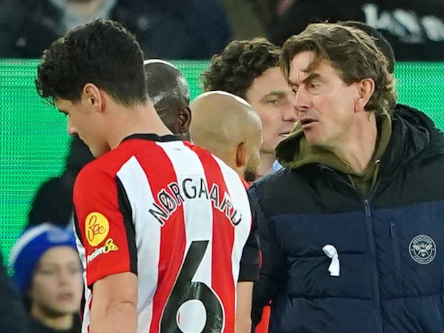 Brentford's Christian Norgaard walks off the pitch after being sent off as Thomas Frank reacts on November 23, 2024