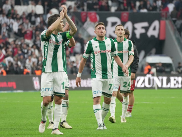 Konyaspor players Guilherme and Melih Ibrahimoglu applauding the fans on October 20, 2024