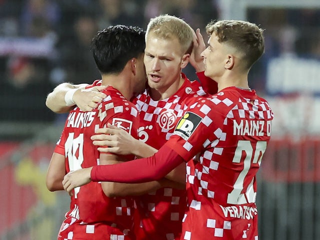 Mainz players celebrate scoring on November 24, 2024