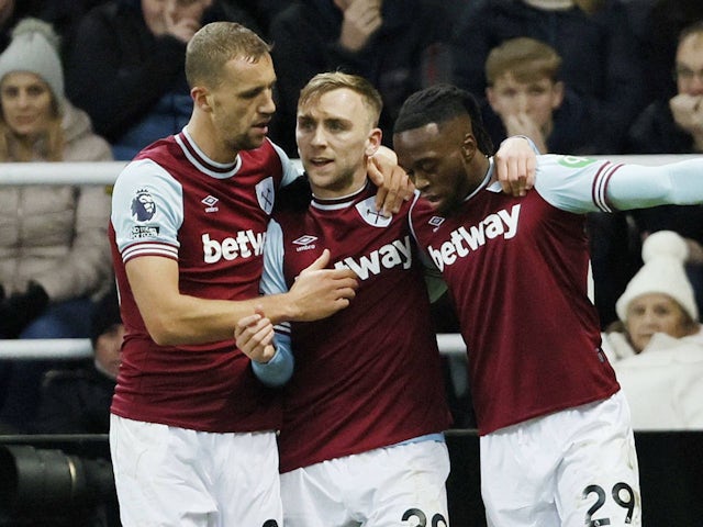 West Ham United's Aaron Wan-Bissaka celebrates with Tomas Soucek and Jarrod Bowen on November 25, 2024