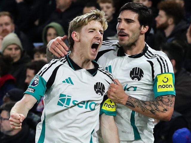 Newcastle United's Anthony Gordon celebrates after Crystal Palace's Marc Guehi scores an own goal on November 30, 2024