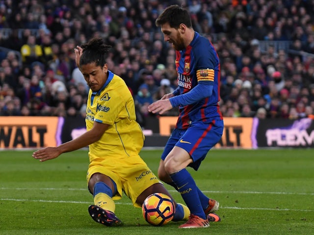 Lionel Messi of Barcelona and Mauricio Lemos of Las Palmas on January 14, 2017