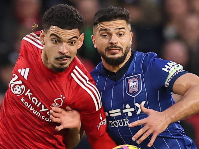 Morgan Gibbs-White of Nottingham Forest and Sam Morsy of Ipswich Town battle for possession of the bal on November 30, 2024