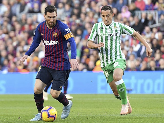 Lionel Messi of Barcelona and Andres Guardado of Real Betis on November 11, 2018