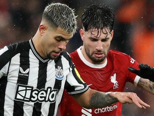 Newcastle United's Bruno Guimaraes and Liverpool's Dominik Szoboszlai pictured on January 1, 2024