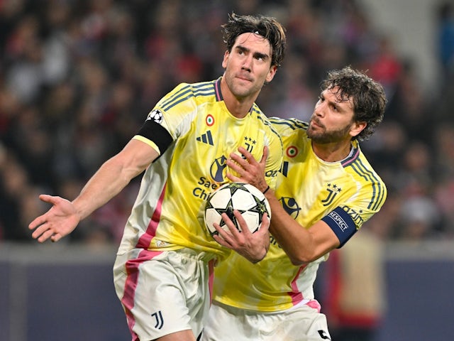 Juventus' Dusan Vlahovic celebrates with Manuel Locatelli on November 5, 2024