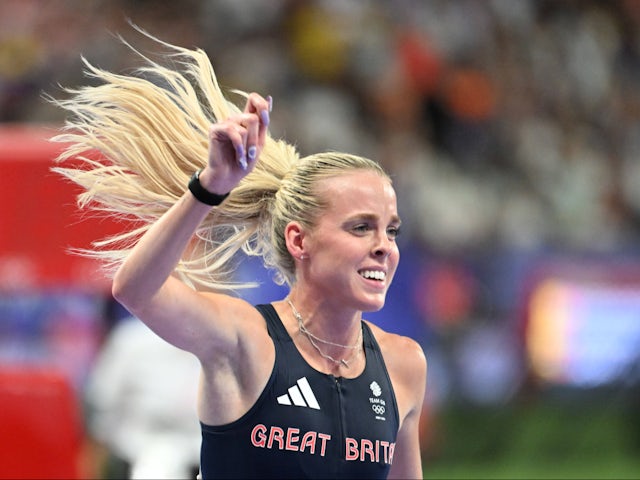 Keely Hodgkinson celebrates winning the 800m at the Paris 2024 Olympics on August 5, 2024