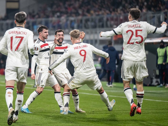 Manchester United players celebrate Rasmus Hojlund's goal against Viktoria Plzen on December 12, 2024