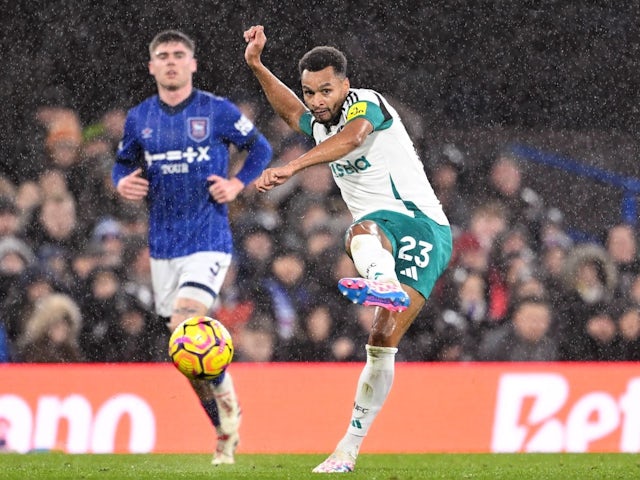 Jacob Murphy of Newcastle United passes the ball during his side's Premier League match against Ipswich Town, on December 21, 2024