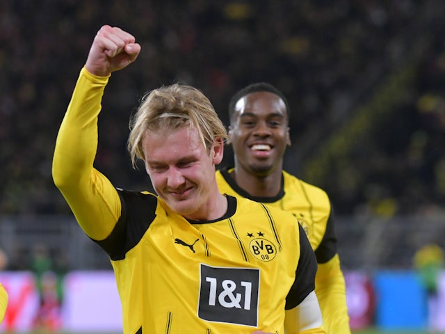 Borussia Dortmund's Julian Brandt and Jamie Gittens celebrate on November 23, 2024