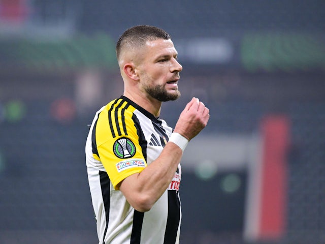 Valon Berisha in action for LASK Linz on November 7, 2024