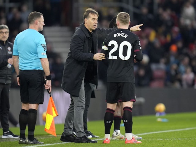 West Ham United manager Julen Lopetegui addresses Jarrod Bowen during their side's match against Southampton, on December 26, 2024.