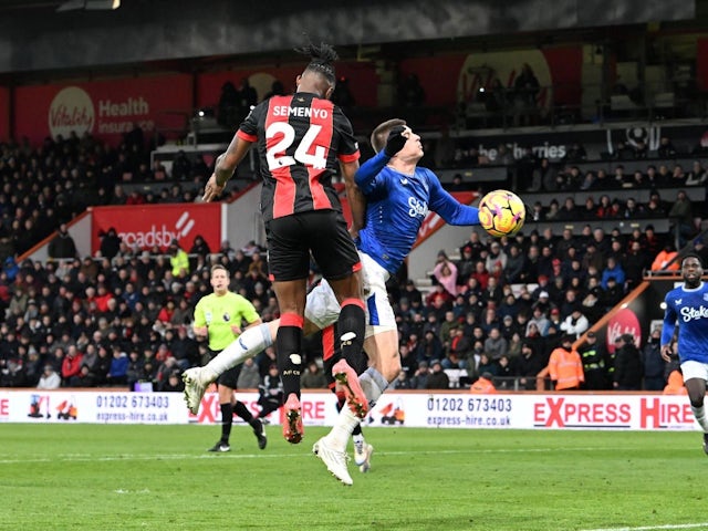 Antoine Semenyo of Bournemouth shoots on goal against Everton, on January 4, 2025