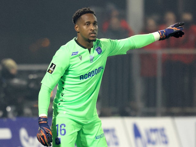 Auxerre goalkeeper Donovan Leon on December 6, 2024