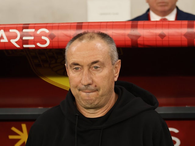 Coach Stanimir Stoilov of Goztepe during the Turkish Super League match between Goztepe and Trabzonspor at Goztepe Gursel Aksel Stadium on October 26, 2024