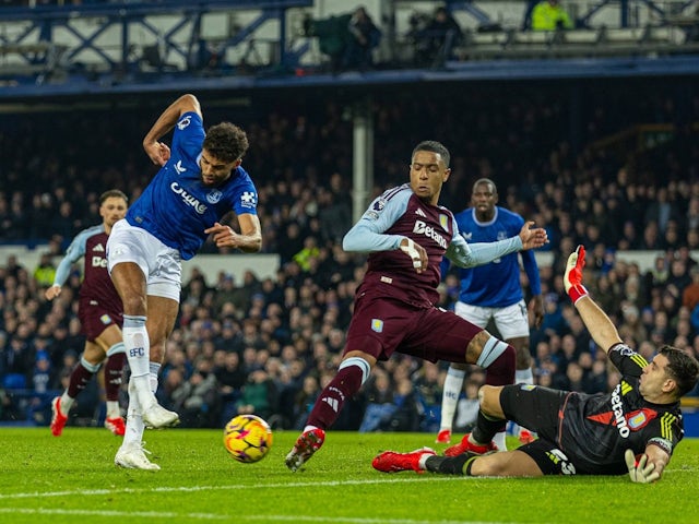 Everton's Dominic Calvert-Lewin shoots at goal against Aston Villa, on January 15, 2025