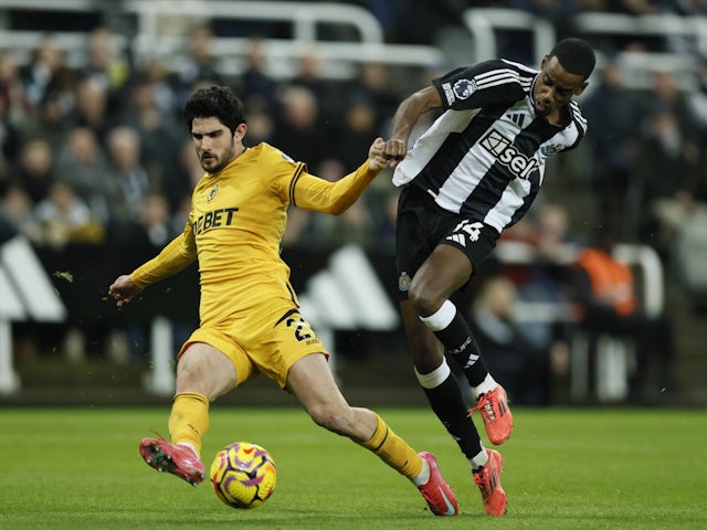 Newcastle United's Alexander Isak in action with Wolverhampton Wanderers' Goncalo Guedes on January 15, 2025