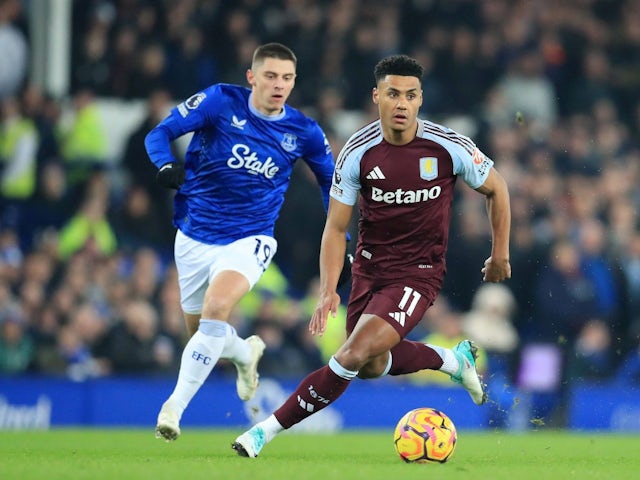 Ollie Watkins of Aston Villa breaks away from Vitaliy Mykolenko of Everton, on January 15, 2025