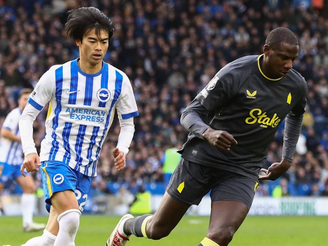 Abdoulaye Doucoure of Everton and Kaoru Mitoma of Brighton in action on January 25, 2025