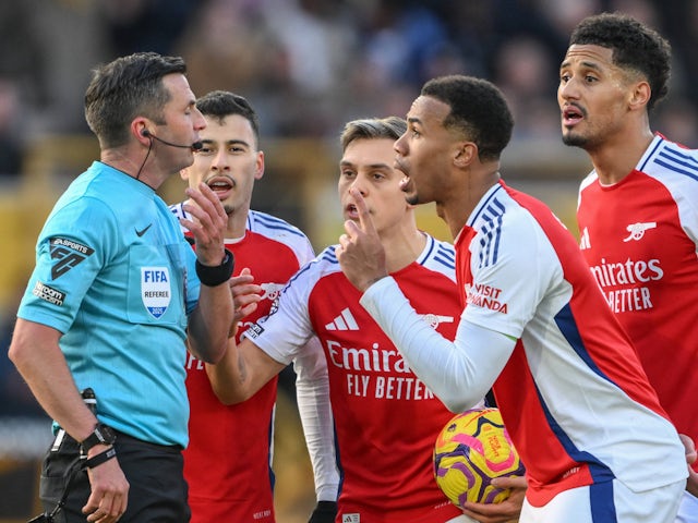 Arsenal players remonstrate with referee Michael Oliver on January 25, 2025