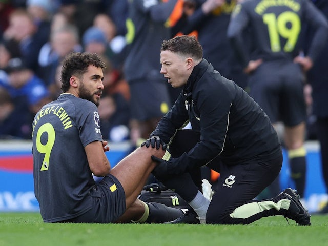 Dominic Calvert-Lewin of Everton receives medical treatment during his side's match against Brighton on January 25, 2025