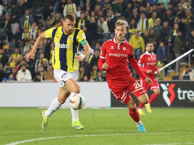  Uras Radakovic of Sivasspor battle for the ball during a match against Fenerbahce November 10