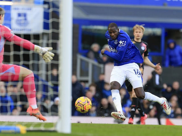 Everton's Abdoulaye Doucoure scores to make it 1-0 against Leicester City on February 1, 2025